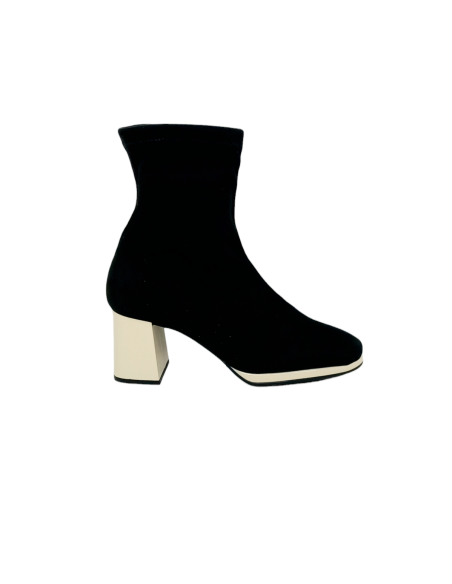 Daniela Vega botín 2512V