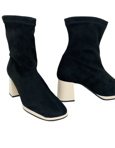 Daniela Vega botín 2512V