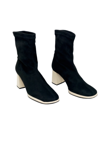 Daniela Vega botín 2512V